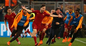 Piłkarze Romy cieszą się po bramce na 3:0, która dała im awans do półfinału Ligi Mistrzów